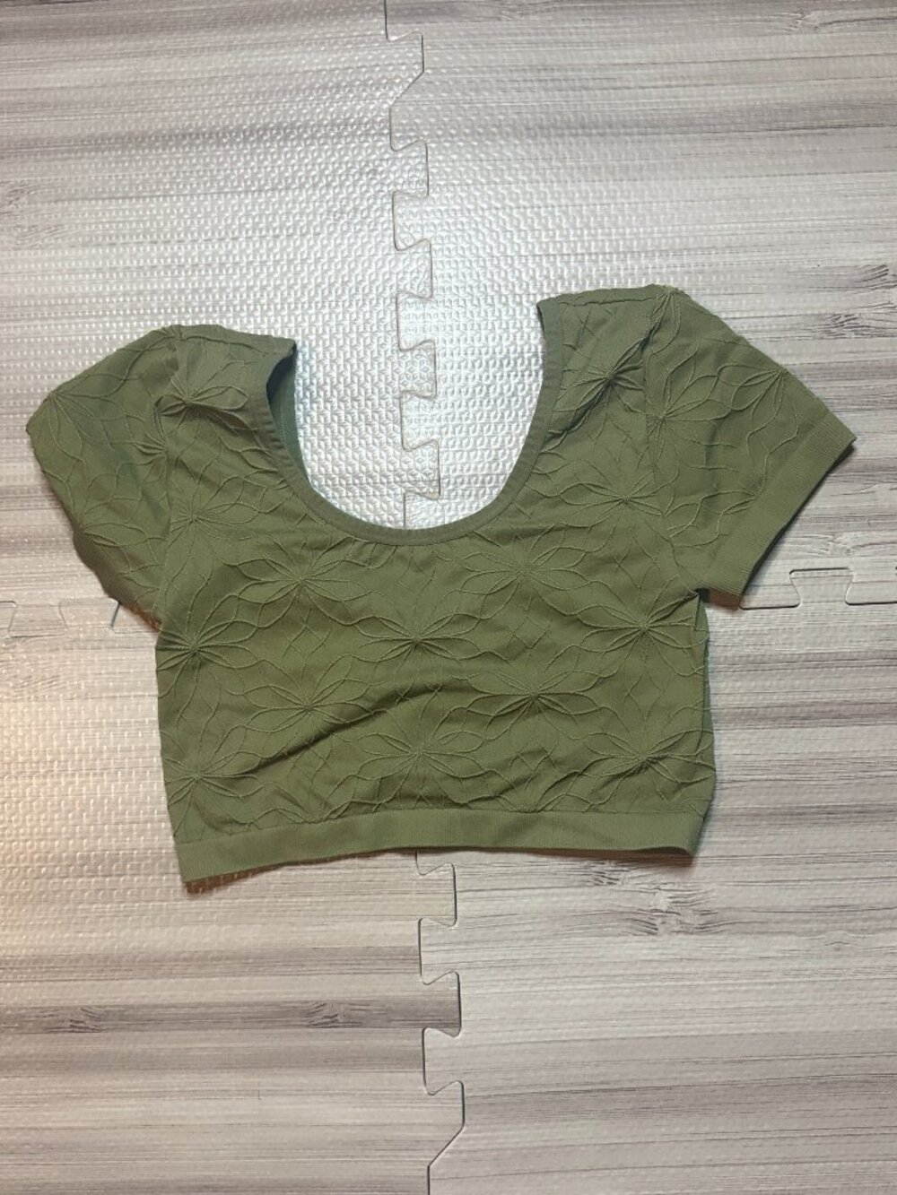 American Eagle Women's Green AE Super Seamless Cropped Tee